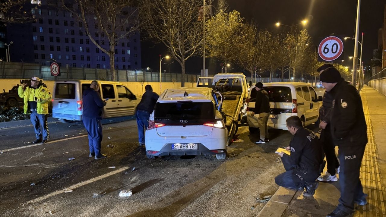 Diyarbakır'da kamyonet ile otomobilin çarpıştığı kazada 3 kişi yaralandı