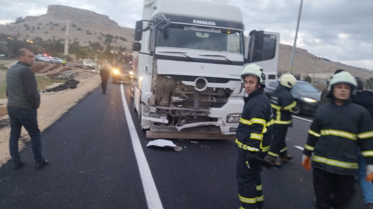 Mardin'de tır ile otomobilin çarpıştığı kazada 1 kişi öldü, 3 kişi yaralandı