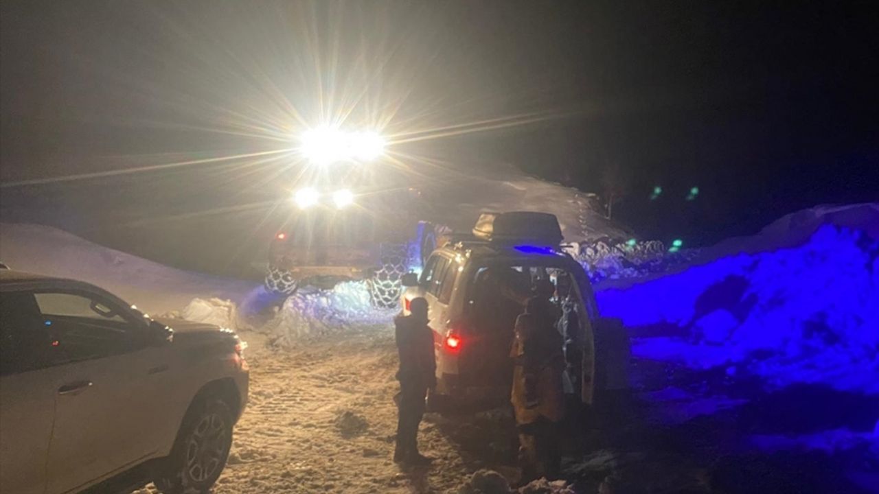 Muş'ta yolu kardan kapanan mezrada rahatsızlanan kadın hastaneye kaldırıldı