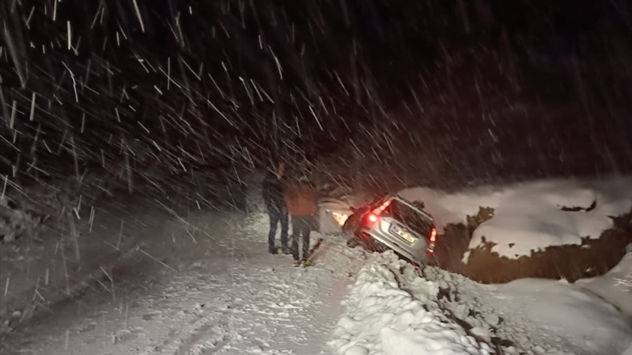 Siirt'te karda mahsur kalan vatandaşlar kurtarıldı