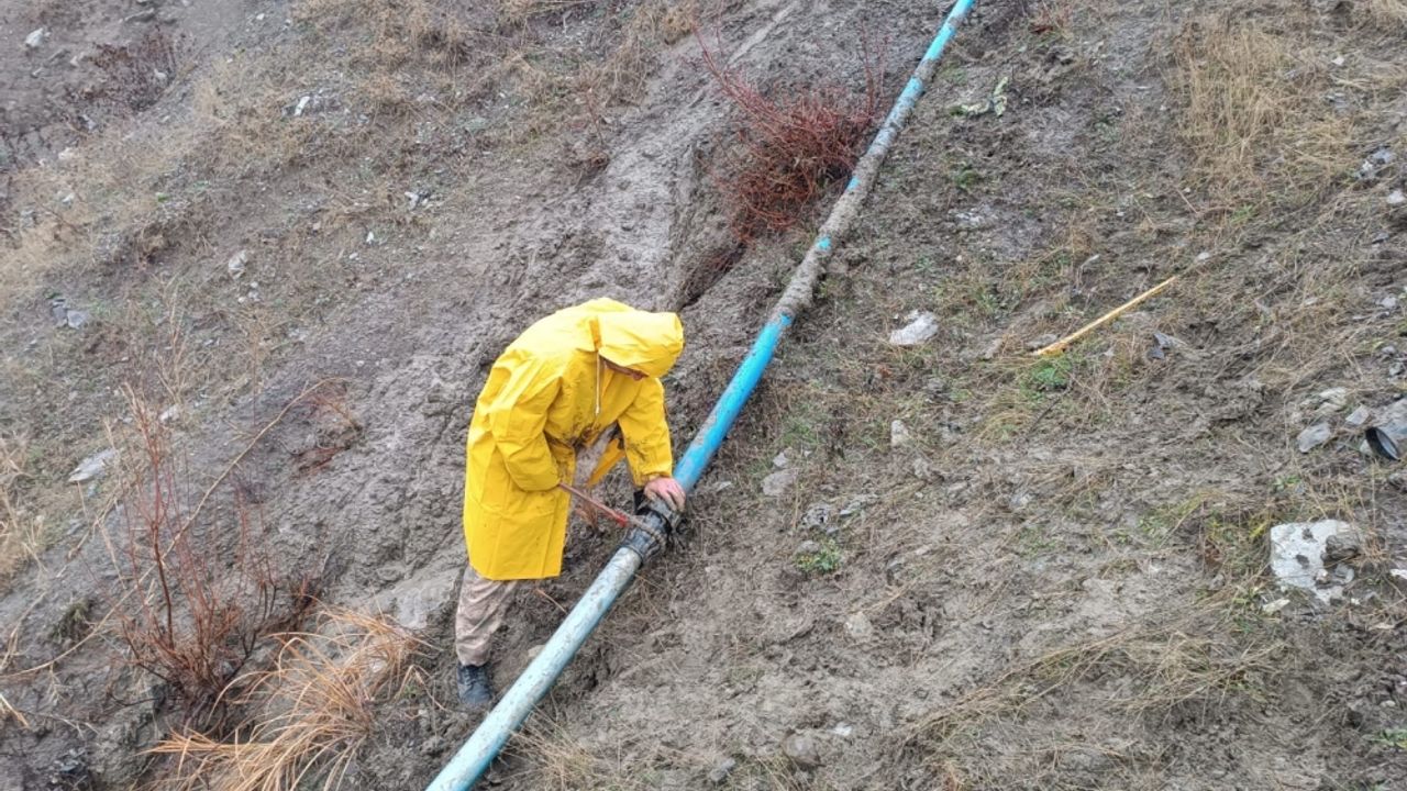 Uludere'de toprak kayması nedeniyle zarar gören içme suyu hattı onarıldı