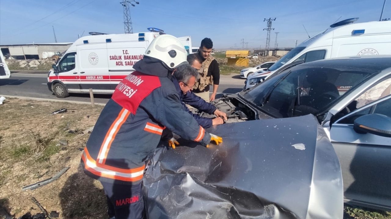 Mardin'de otomobil ile hafif ticari aracın çarpıştığı kazada 6 kişi yaralandı