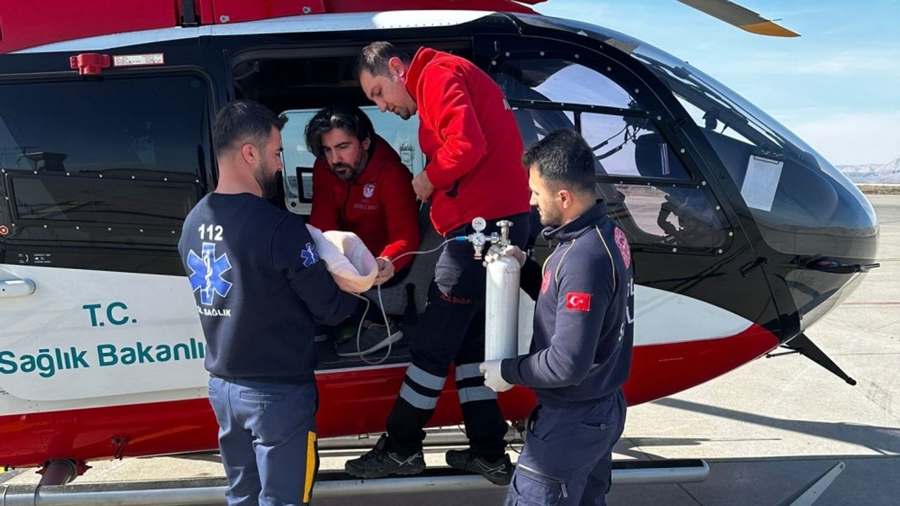 Şırnak'ta solunum yetmezliği bulunan bebek ambulans helikopterle Elazığ'a sevk edildi