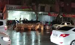 Urfa'da satıcılar ağır hasarlı bina önüne tezgah açtı
