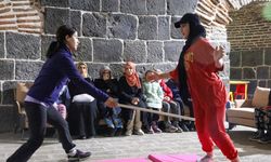 Diyarbakır'ın tarihi surlarında kadınlara yakın savunma eğitimi veriliyor