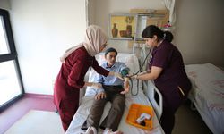 Mardin'de ameliyatla 79 yaşındaki hastanın dizlerindeki eğrilik giderildi