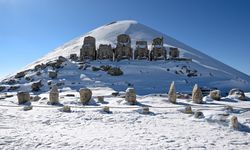 Nemrut Dağı'nın dev heykelleri kışın da ziyaretçilerini ağırlıyor