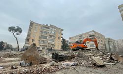 Şanlıurfa'da ağır hasarlı binaların yıkımı sürüyor