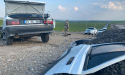Diyarbakır'da kamyon ve otomobilin çarpıştığı kazada 2 kişi öldü,1 kişi yaralandı