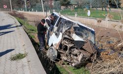 Diyarbakır'da şarampole devrilen servis minibüsündeki 4'ü çocuk 9 kişi yaralandı