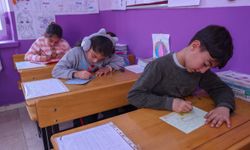Eskişehir'deki öğrenciler depremzede akranlarına mektuplarıyla moral oldu