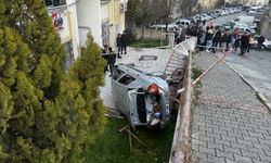 Gaziantep'te otomobilin apartman bahçesine devrilmesi sonucu 1 kişi ağır yaralandı