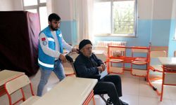 Gaziantep'te yürüme güçlüğü çeken seçmen sağlık ekiplerinin yardımıyla oy kullandı