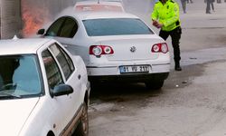 Şanlıurfa'da alev alan otomobile polis ekipleri müdahale etti