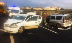 Şanlıurfa'da iki otomobil çarpıştı, 4 kişi yaralandı