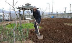 Siirt'te 48 yıllık bahçıvan nasırlaşan ellerine rağmen topraktan vazgeçemiyor