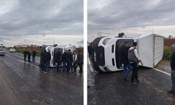 Şanlıurfa’da yağmur nedeniyle kayganlaşan yolda kamyonet devrildi