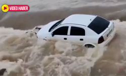 Şanlıurfa’da sel felaketi: Otomobil dereye sürüklendi, yollar kapandı, servisler yolda kaldı!