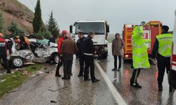 Adıyaman'da otomobil ile kamyonun çarpışması sonucu 2 kişi öldü