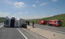 Cizre'de devrilen tırın sürücüsü yaralandı
