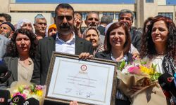 Diyarbakır Büyükşehir Belediye Başkanı Serra Bucak Küçük mazbatasını aldı