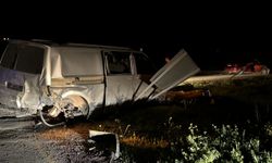 Otomobil ile kamyonetin çarpışması sonucu 13 kişi yaralandı