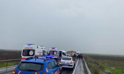 Diyarbakır'da otomobil ile minibüsün çarpıştığı kazada 3 kişi öldü, 5 kişi yaralandı