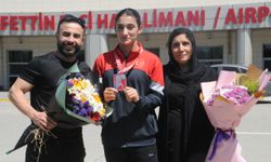 Gençler Avrupa Boks Şampiyonası'nda derece yapan sporcu Cizre'de çiçeklerle karşılandı