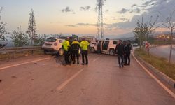 Şırnak'ta hafif ticari araç ile pikabın çarpışması sonucu 2 kişi öldü, 3 kişi yaralandı
