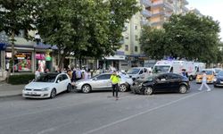Diyarbakır'da 4 aracın karıştığı kazada 1 kişi yaralandı