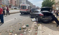 Mardin'de otomobilin çöp konteynerine çarpması sonucu 4 kişi yaralandı