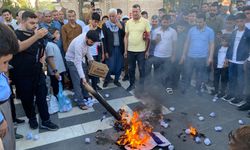 Şanlıurfa’da bayram namazı sonrası ilginç protesto! Önce taşladılar, sonra yaktılar