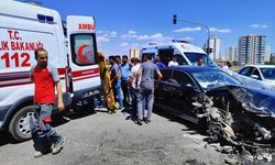 Diyarbakır'da tır ile çarpışan otomobildeki 2 kişi yaralandı