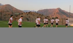 Uludere'nin genç sporcuları baraj gölü manzaralı statta antrenman yapıyor