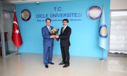 Dicle Üniversitesi Rektörü Prof. Dr. Kamuran Eronat göreve başladı