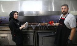 Şanlıurfalı 18 yaşındaki "Sevgi usta", 2 yıldır kebap ocağının başında