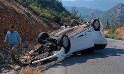 Gaziantep’te devrilen otomobildeki 2 kişi yaralandı