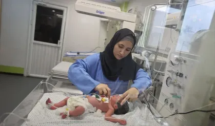 Gazze'de İsrail'in saldırılarında ölen annenin karnındaki bebek sağ kurtarıldı