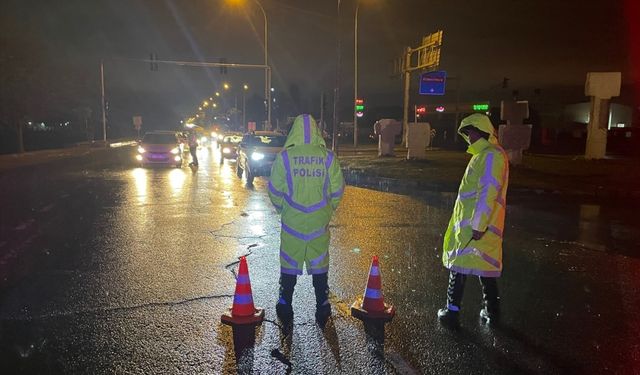 Şanlıurfa-Viranşehir kara yolunda ulaşım taşkın nedeniyle kontrollü sağlanıyor