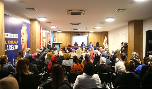Diyarbakır'da "AK Parti Siyaset Akademisi"ne katılan 244 kadına sertifika verildi