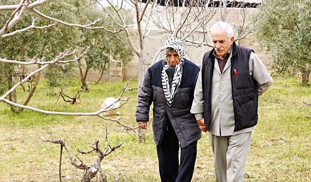 Gaziantepli Ahmet dede, Alzheimer olan yarım asırlık eşini yalnız bırakmıyor