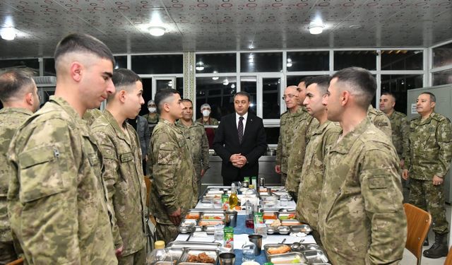 Şanlıurfa Valisi Şıldak, Suriye sınırında görev yapan askerlerle iftar yaptı
