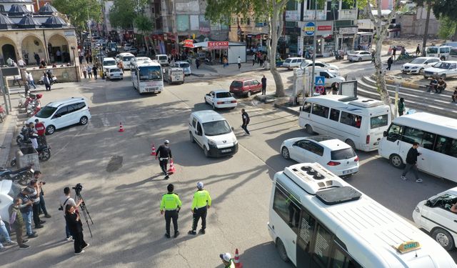 Adıyaman'da trafik polisleri motosiklet sürücülerini uyardı
