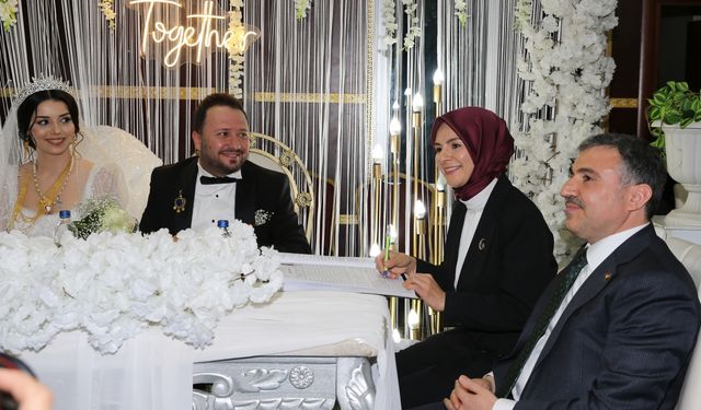Bakan Göktaş, Şırnak'ta devlet korumasında yetişen il müdürünün düğününe katıldı: