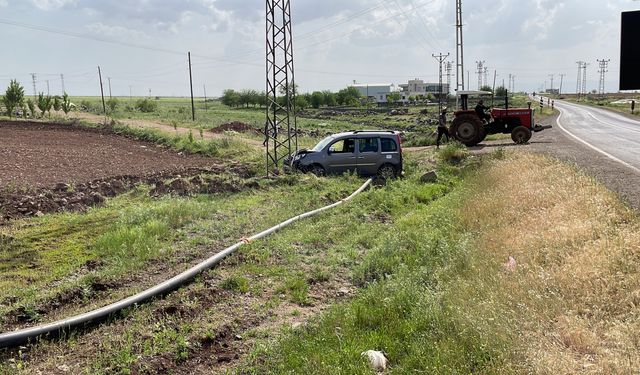 Diyarbakır'da elektrik direğine çarpan hafif ticari araçtaki 3 kişi yaralandı