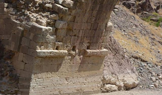 Kaymakam Güngör, tarihi Pisyar Köprüsünde incelemelerde bulundu