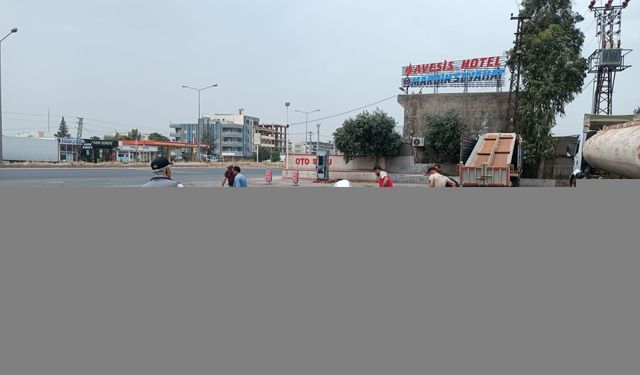 Mardin'de kaza yapan tankerdeki akaryakıt yola döküldü