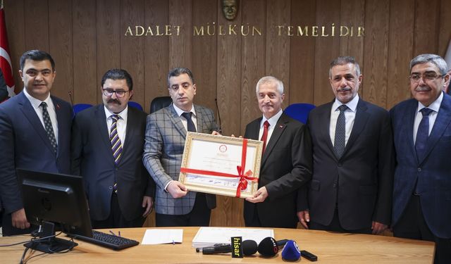 Şahinbey Belediye Başkanı Tahmazoğlu mazbatasını aldı