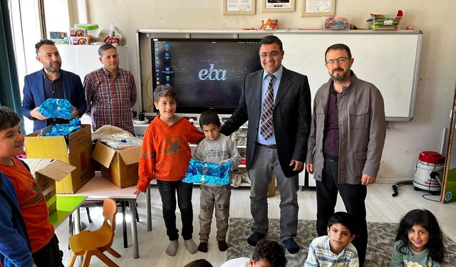 Şanlıurfa'da ortaokul öğrencilerinden "kardeş okula" kırtasiye desteği