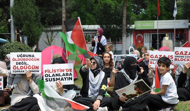 Batman Üniversitesi öğrencileri Filistin'e destek için çadır kurdu, oturma eylemi yaptı